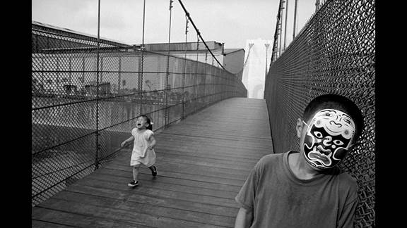 說明: Macintosh HD:Users:chendong:Desktop:張乾琦 工作坊:工作坊:官方作品:中文圖說:不存在的戰(zhàn)爭:6. 張乾琦，“不存在的戰(zhàn)爭”視頻截圖，2017.jpg