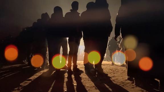 說明: Macintosh HD:Users:chendong:Desktop:張乾琦 工作坊:工作坊:官方作品:中文圖說:AZMA:5. 張乾琦，“AZMA”視頻截圖，2017 .jpg