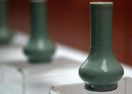 南宋，龍泉窯，粉青釉鼓腹瓶 