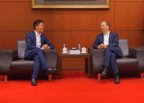 中國工商銀行董事長易會(huì)滿和京東集團(tuán)董事局主席兼首席執(zhí)行官劉強(qiáng)東見證了雙方合作協(xié)議的簽署。 