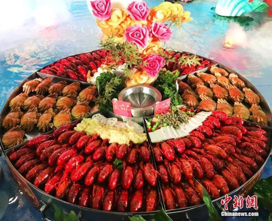 小龍蝦橫行德國(guó)柏林 政府鼓勵(lì)吃貨們大快朵頤！